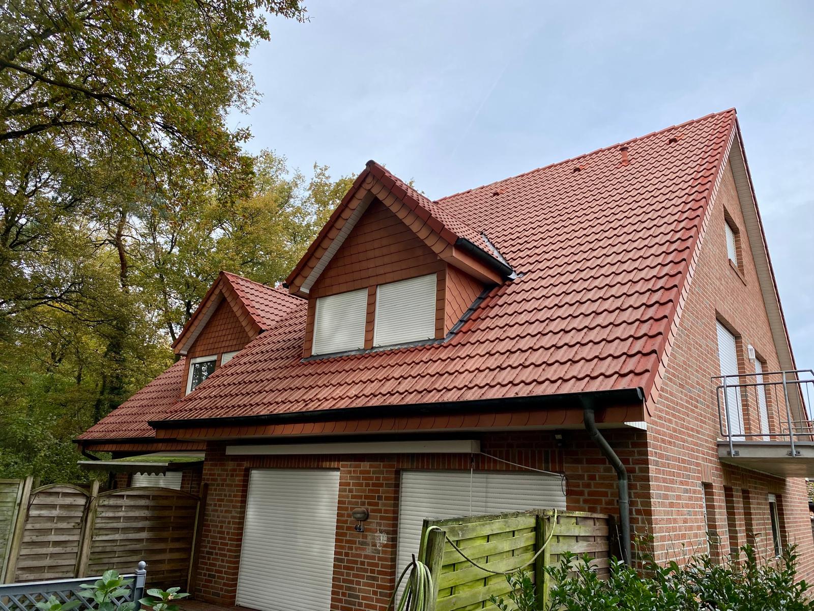 Dachreinigung Tecklenburg Nachher: Das saubere Dach nach der Behandlung.